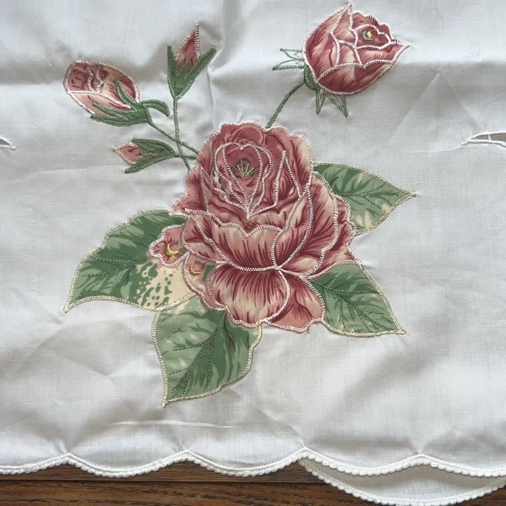 White with flora appliqué embroidered valance with scalloped edge NWOT